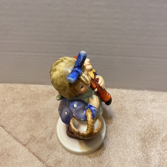 Goebel Hummel Collectors Club “What Now? ” #422 Figurine - Picture 6 of 8